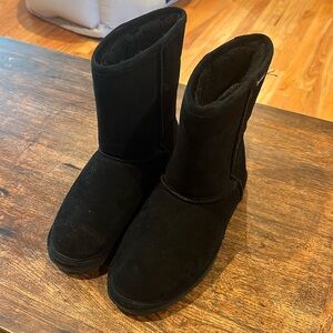 Black Bearpaw boots with furry lining